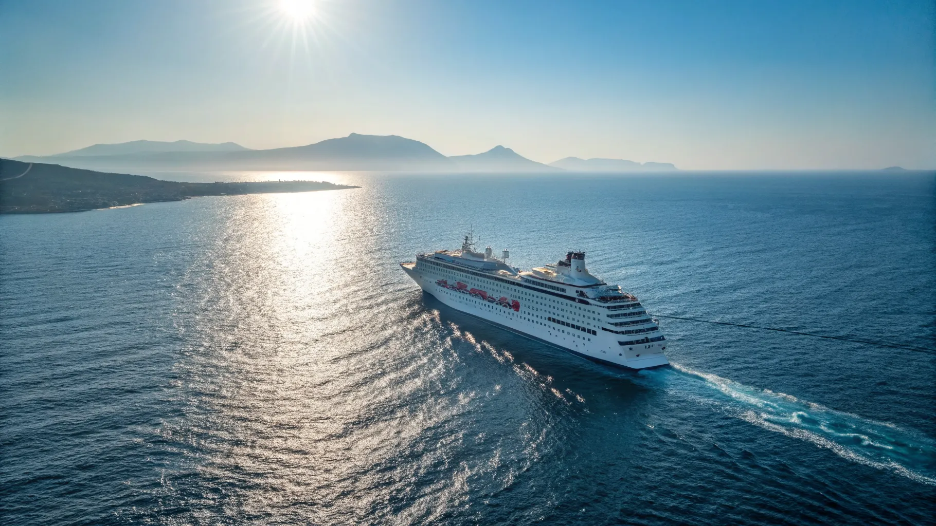 Un imponente barco de crucero navegando en el mar Mediterráneo durante el trayecto del crucero de Barcelona a Malta